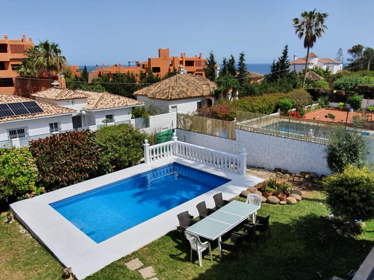 B&B Estepona - Beautiful 5 Bedroom Villa, Sea Views, Private Pool, Estepona newly refurbished - Bed and Breakfast Estepona