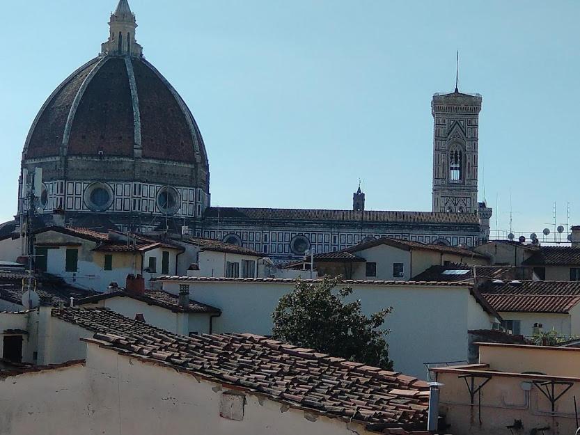 A refuge with a terrace overlooking the Duomo - B&B Florencia