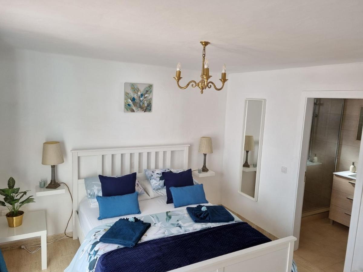 Habitación con cama extragrande y vistas al mar