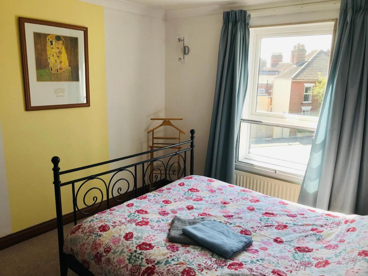 B&B Norwich - Cosy house, 3 bedrooms, private parking, wifi, patio - Bed and Breakfast Norwich
