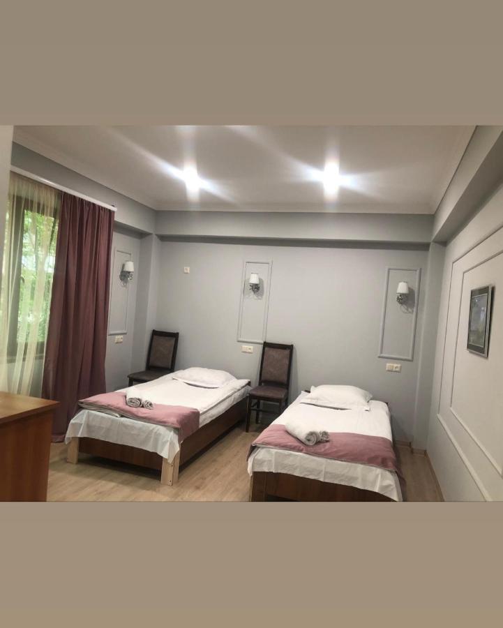 Zweibettzimmer mit Dusche