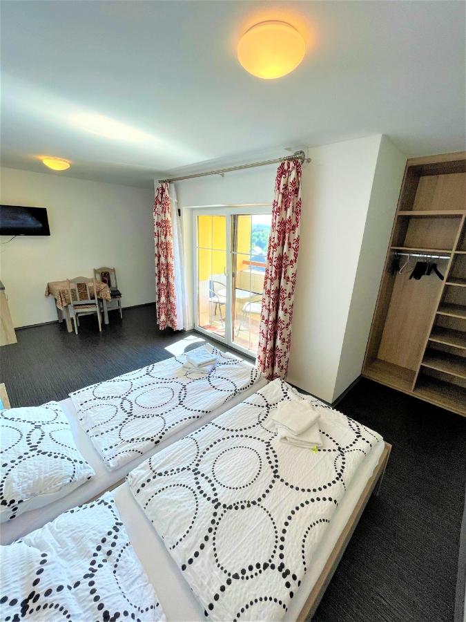 Camera Deluxe Doppia con Letti Singoli