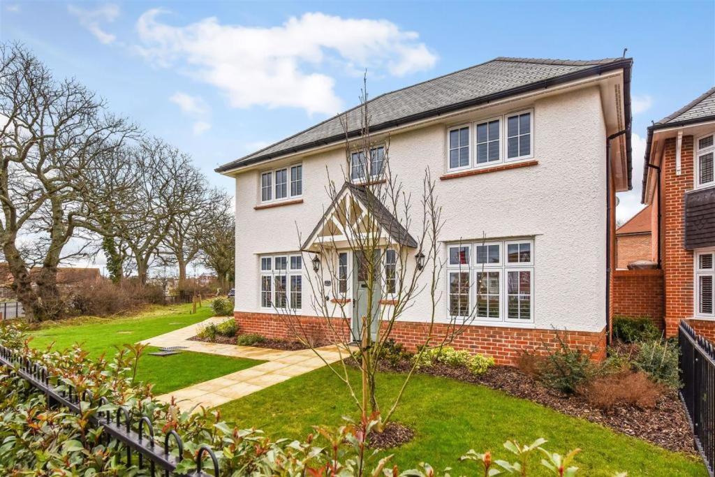 B&B Waterlooville - Luxury 4 Bedroom Detached House - Bed and Breakfast Waterlooville