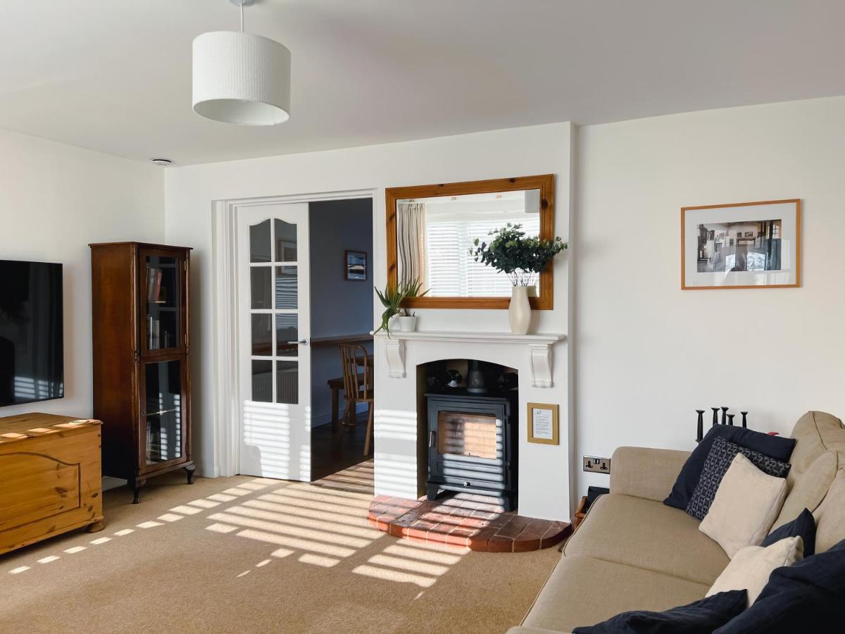 B&B Tangmere - Bright & Cosy - Jacuzzi - Log Burner - King Beds - Bed and Breakfast Tangmere