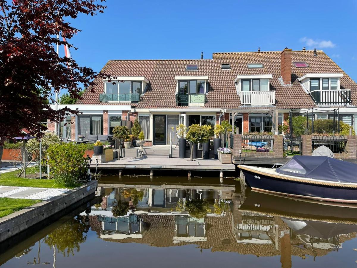 B&B Rijpwetering - Guesthouse BedNboot met terras aan het water - Bed and Breakfast Rijpwetering