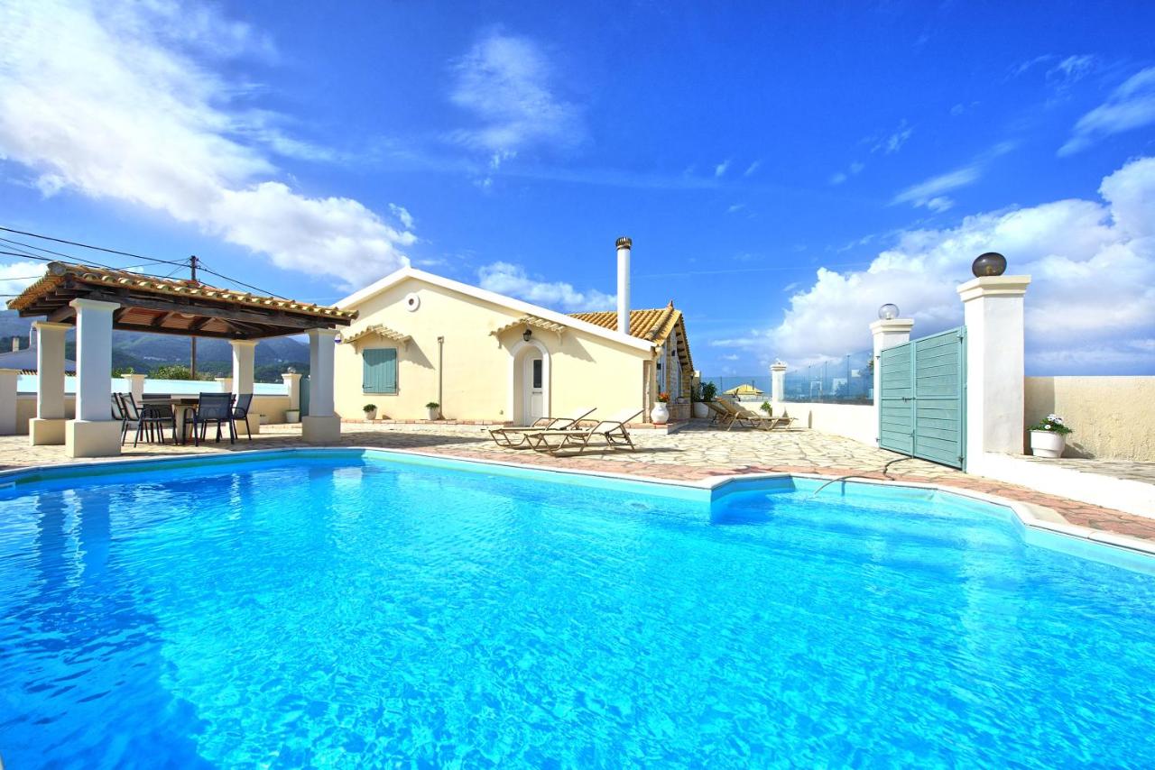 Beach Villa Athanasia - villa with private pool on the beach by PosarelliVillas - Chambres d’hôtes
