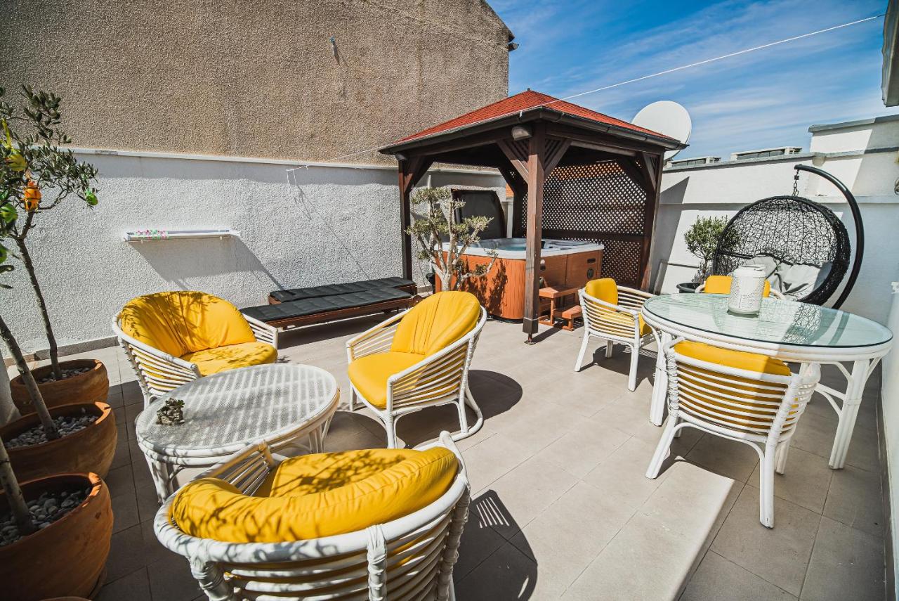 Downtown Luxury Apartments with Hot Tub - B&B