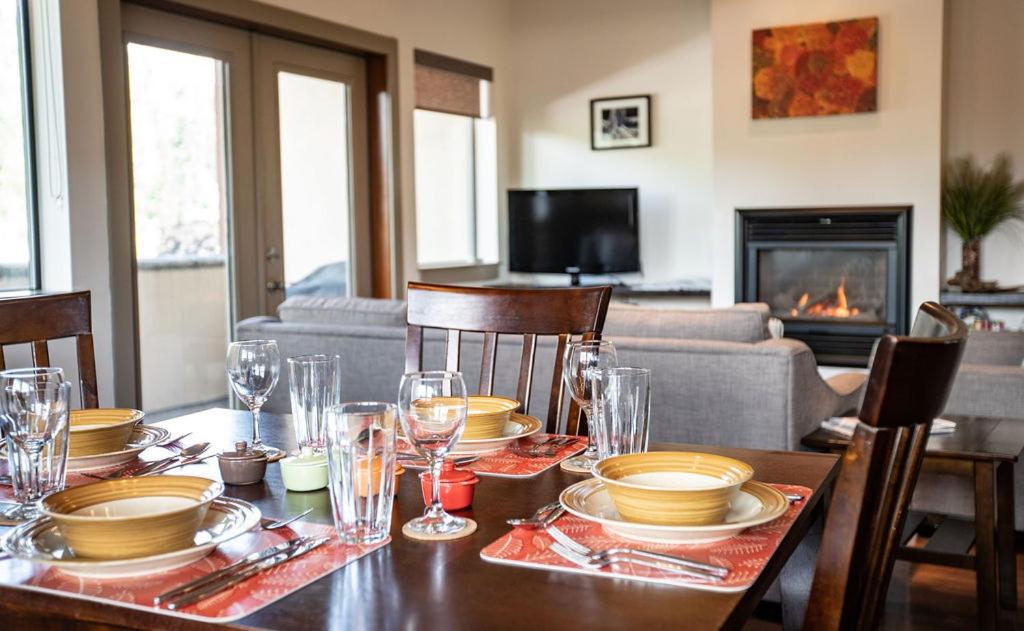 B&B Revelstoke - Lux Downtown Condo by Revelstoke Vacations - Bed and Breakfast Revelstoke