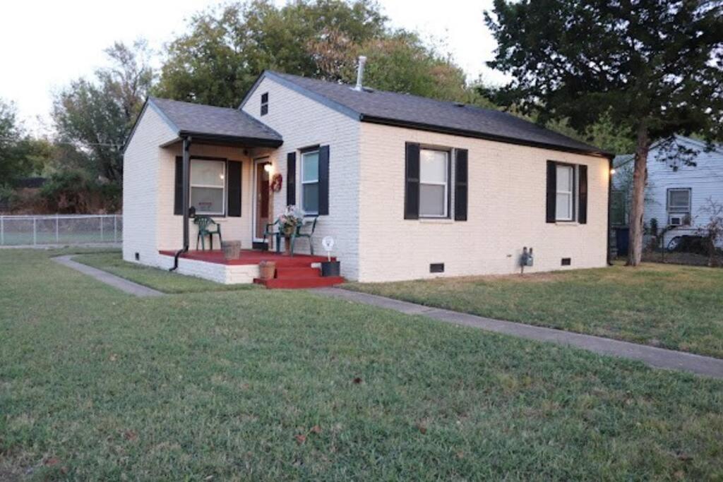 B&B Tulsa - Charming 2 bedroom Retreat minutes from Downtown - Bed and Breakfast Tulsa