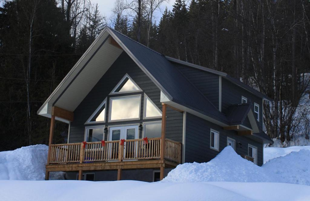 Stoke Cabin by Revelstoke Vacations - Chambres d’hôtes