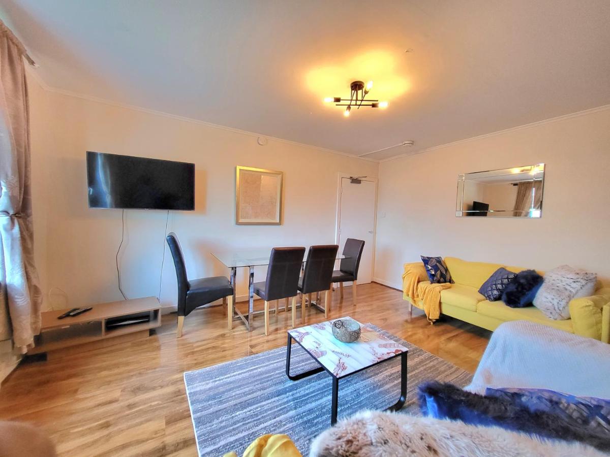 B&B Aberdeen - 3 Bedroom Aprtmt at Sensational Stay Serviced Accommodation Aberdeen- Froghall Avenue - Bed and Breakfast Aberdeen