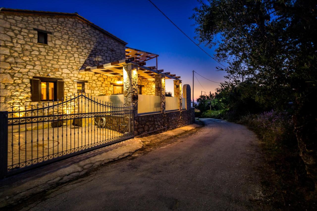 Villa Diamante -Seafront Stone Villa for 5 with Stunning Sunset Views By Villa Mana Gers - B&B Ammoudi
