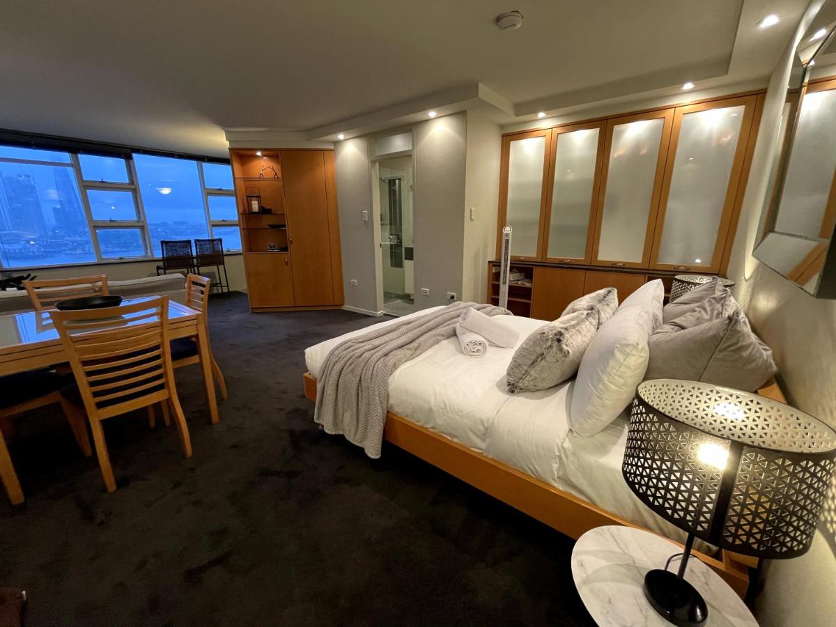 KOZYGURU | McMahons Point | Amazing Water View Studio + FREE Parking - Chambres d’hôtes Sydney