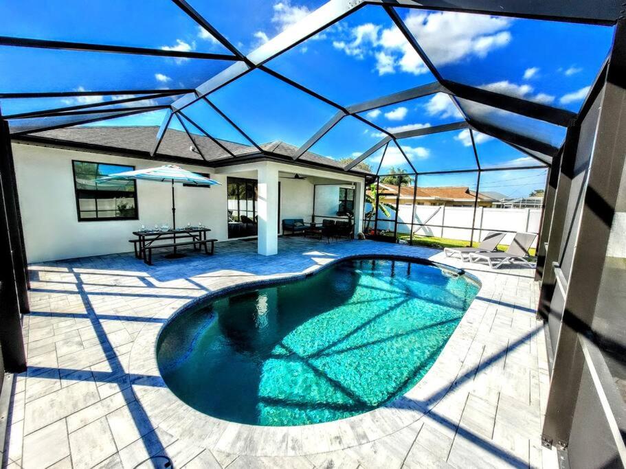 B&B Cape Coral - Blue Door Retreat - Luxury Pool Home - sleeps 8 - Bed and Breakfast Cape Coral