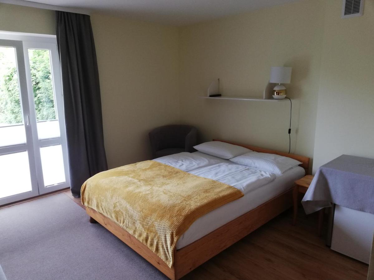 Camera Matrimoniale con Vista Giardino