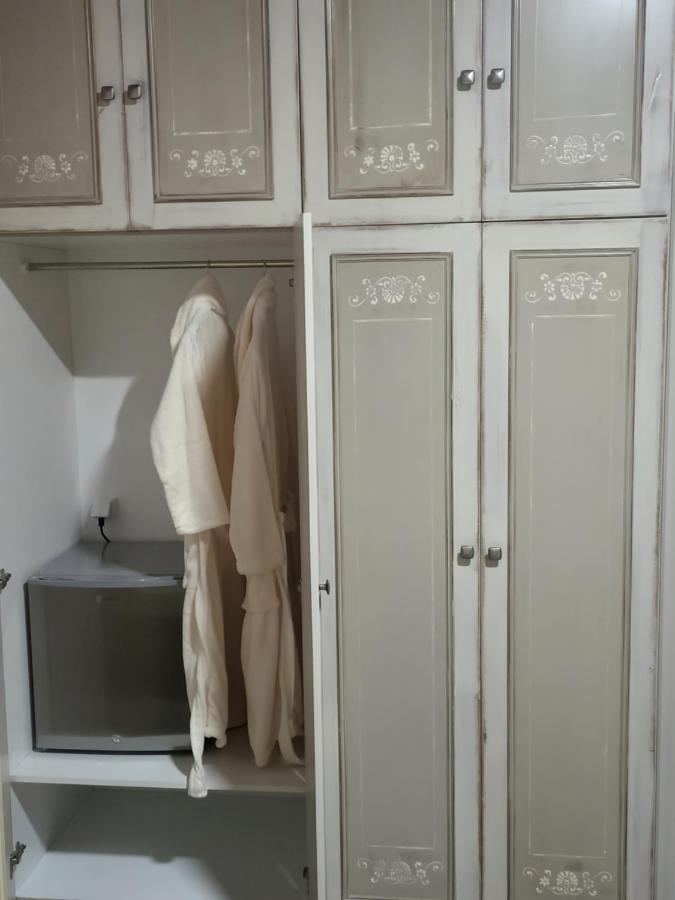 Zimmer mit Kingsize-Bett und Bergblick