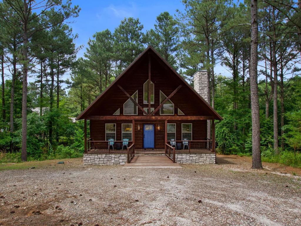 B&B Broken Bow - Stunning Luxury Cabin w Hot Tub and Fire Pit Holy Shiplap is Perfect Romantic Couples Getaway - Bed and Breakfast Broken Bow