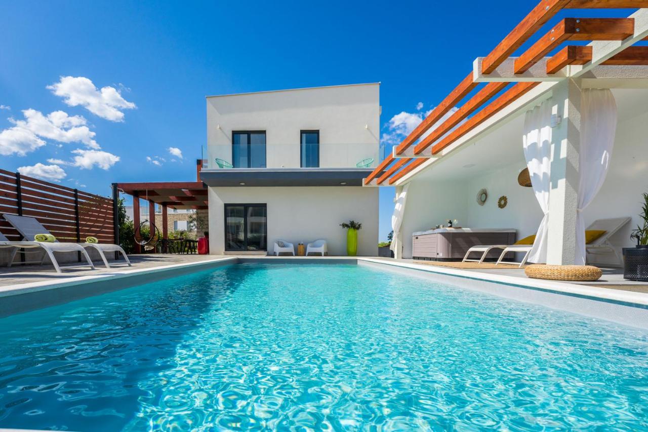 Villa Olea with heated pool and jacuzzi - B&B Sukošan