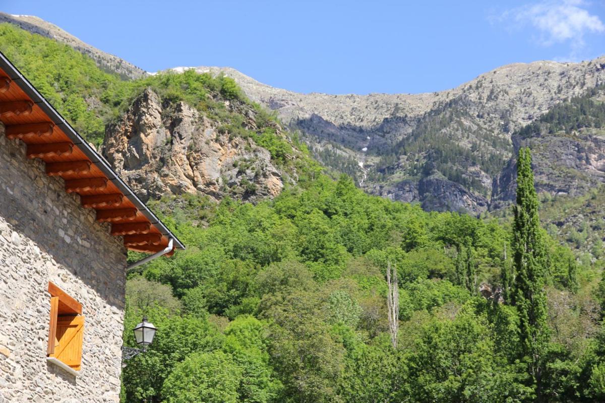 Two-Bedroom Apartment with Mountain Views