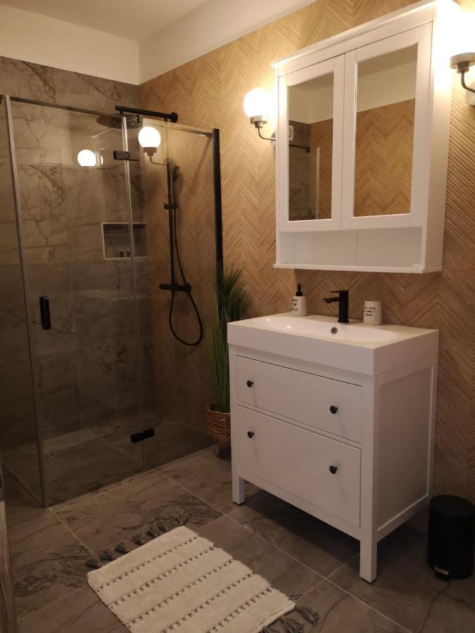 LOVRO Luxury apartment with Jacuzzi and terrace sea view - B&B