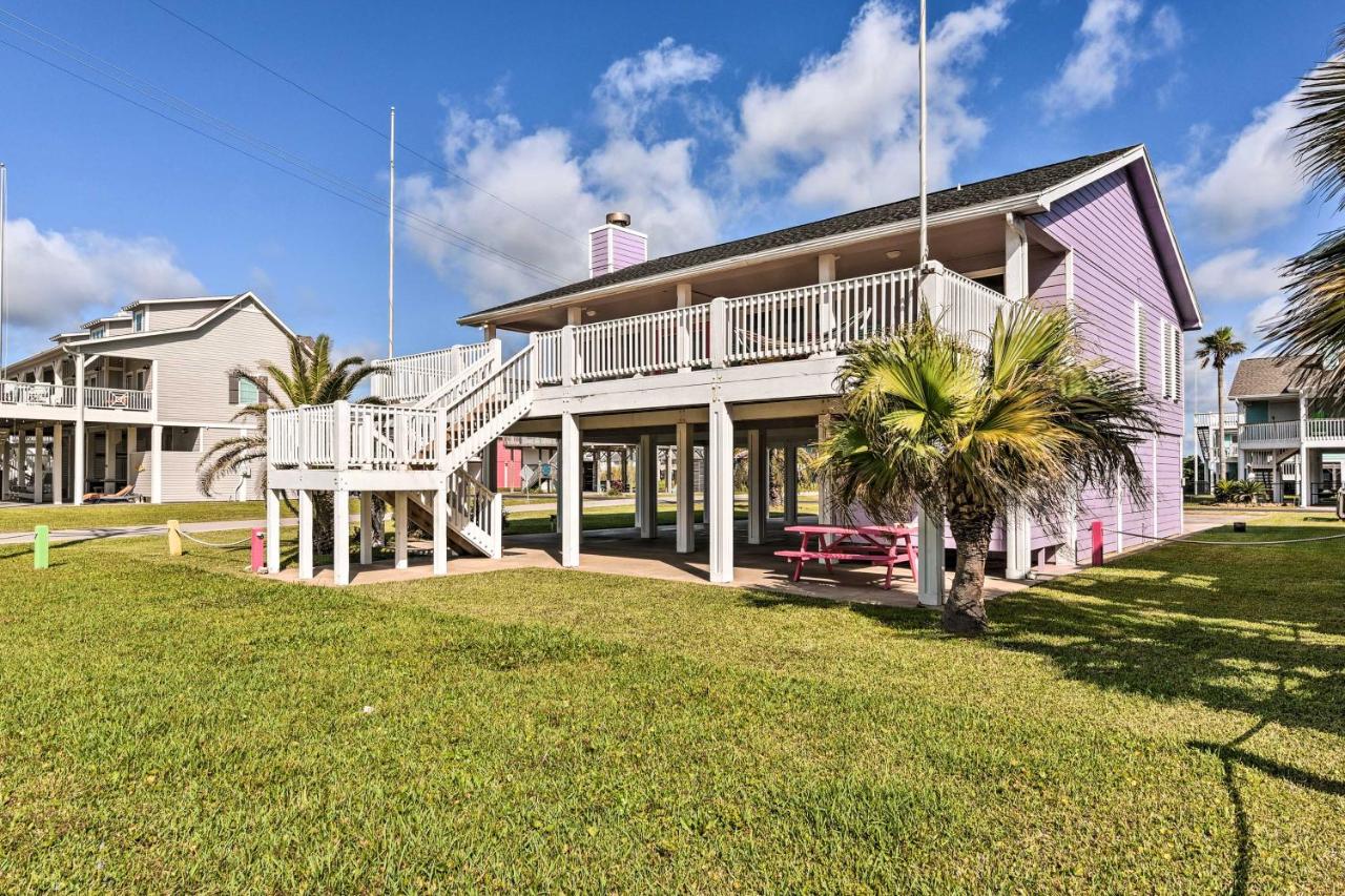 Walk to Ocean Coastal Home in Crystal Beach! - B&B