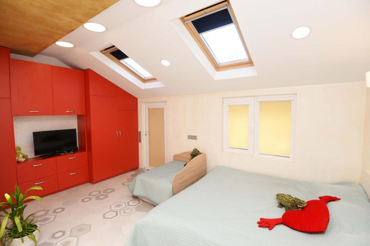 Estudio con cama extragrande y sofá cama