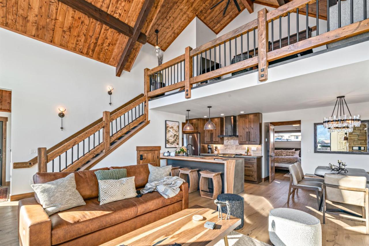 Brand NEW Located on Lake Estes Private Jacuzzi Two Patios Indoor and Outdoor Fireplace - Ferienwohnung