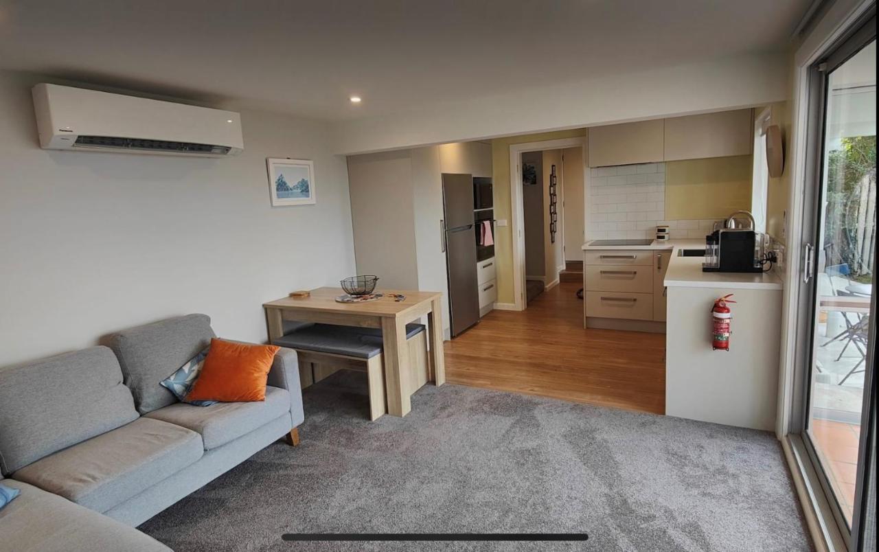 B&B Christchurch - Fully Renovated Hillside Apartment Close To City - Bed and Breakfast Christchurch