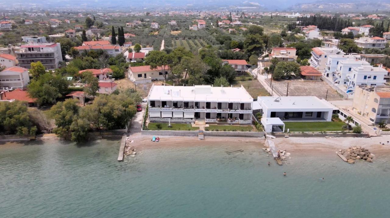 Stunning Beachfront Apartment Strátos - Ferienwohnung