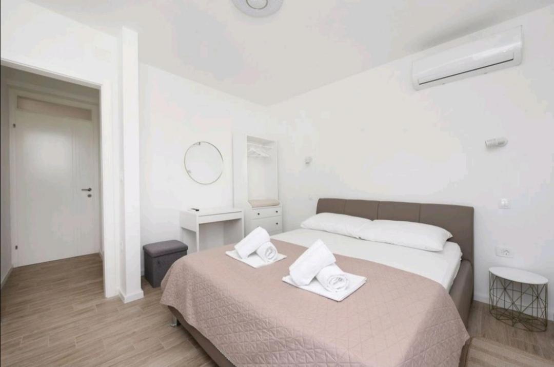 Casa Bianca family apartment near sandy beach with parking and rooftop experience - Chambres d'hôtes Privlaka