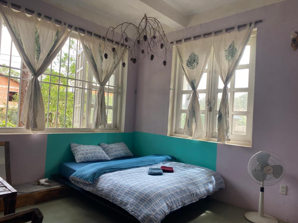Habitación con cama grande y vistas al jardín