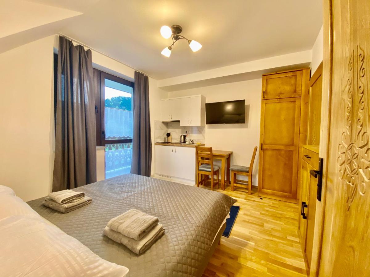 Habitación con cama extragrande y vistas a la montaña