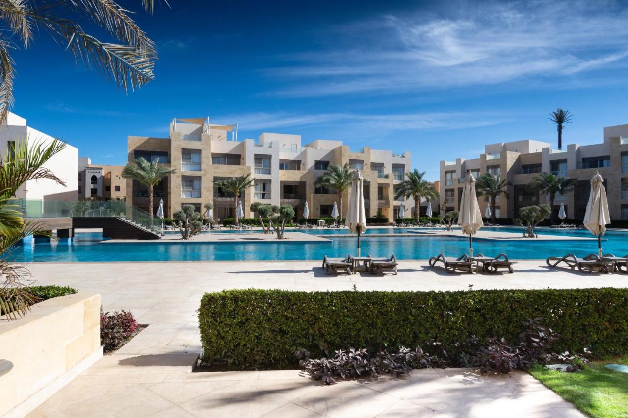 Jazzy 1BDR w Outdoor Pool View Terrace Free Pool & Beach Access - B&B Hurghada