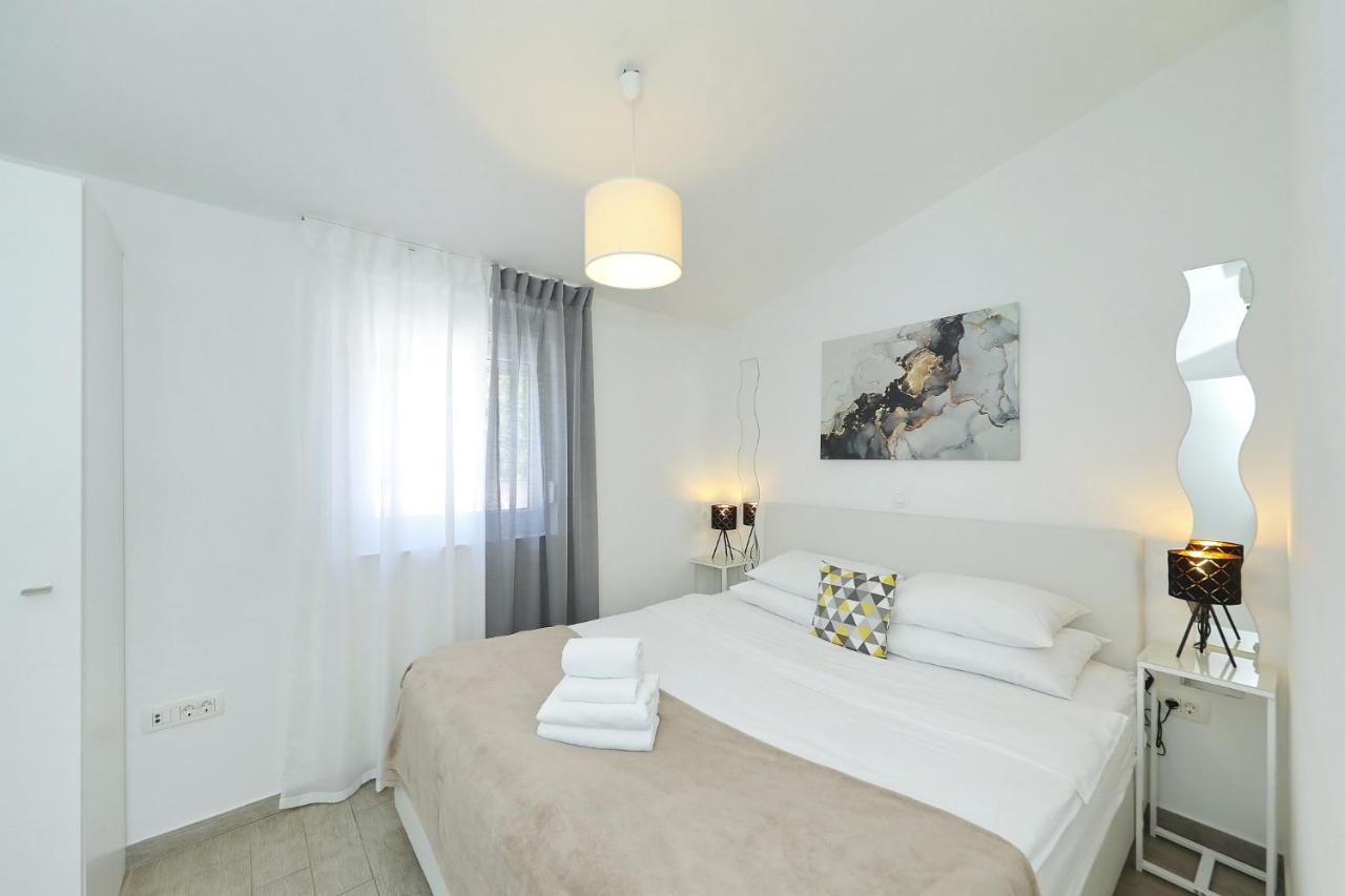 Villa mit 1 Zimmer und Terrasse