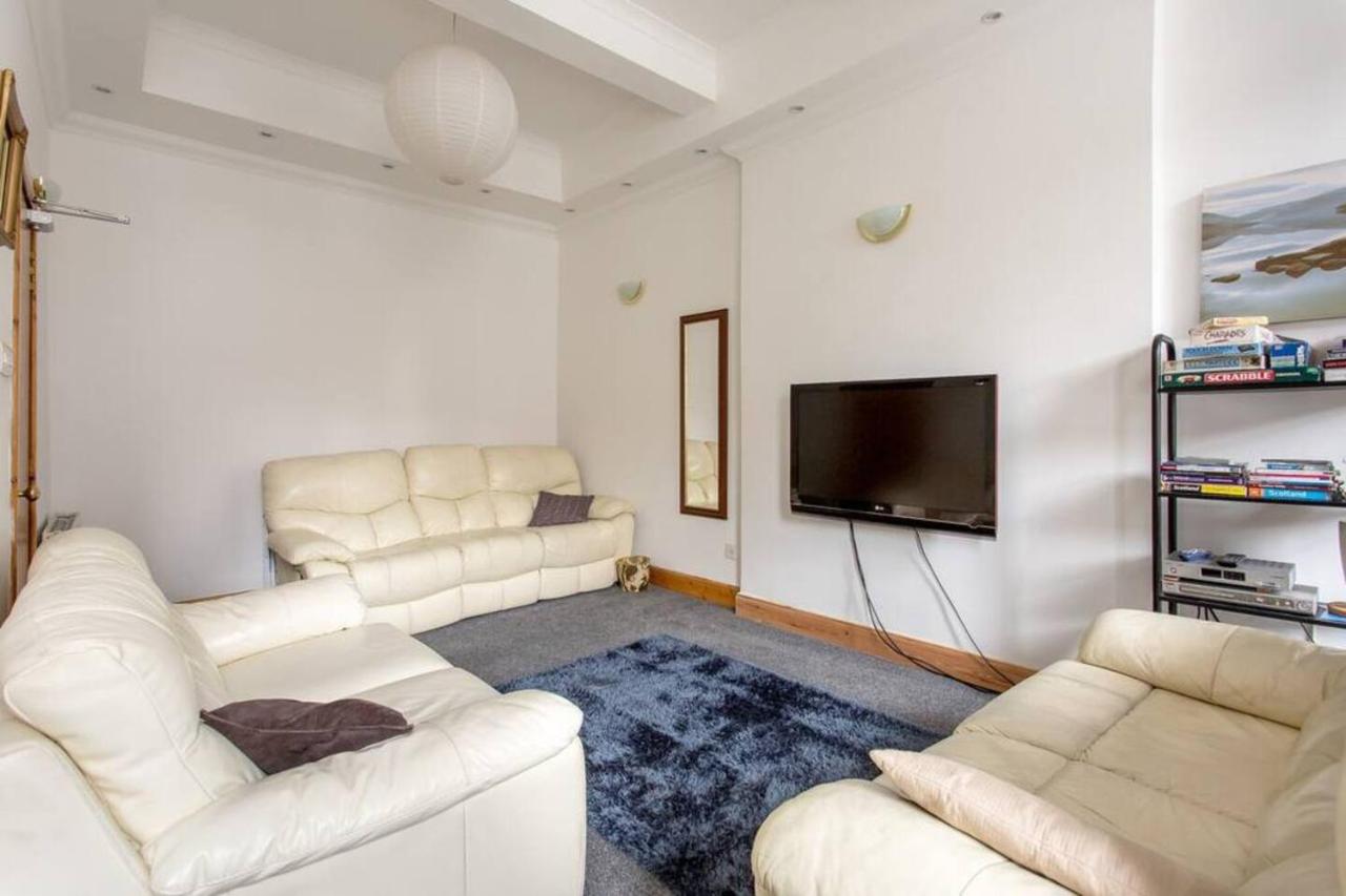 B&B Edinburgh - JOIVY Spacious 3 Bed Apartment in the Old Town - Bed and Breakfast Edinburgh