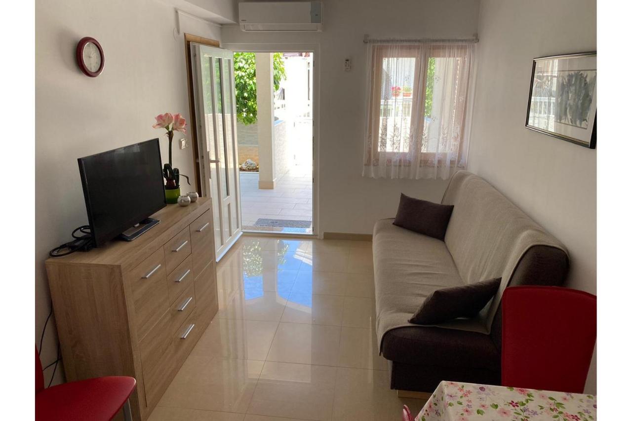 Apartment Nuka - One Bedroom Apartment with Terrace - B&B Vir