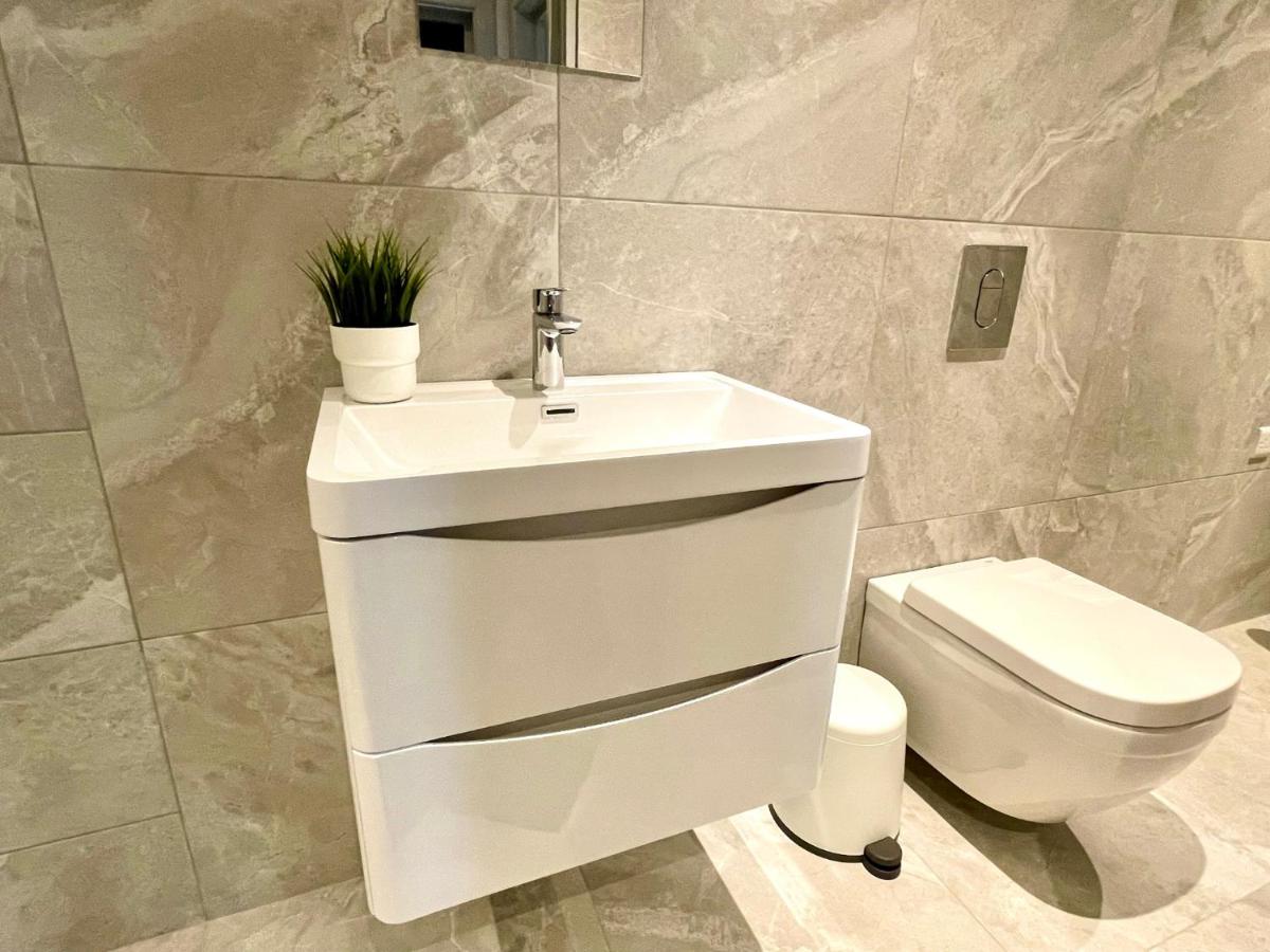 Stunning & Stylish 2 Bedroom Apartment! - 5 Minute Walk to the Best Beach! - Great Location - FREE Parking - Fast WiFi - Smart TV - Newly decorated - sleeps up to 4! Close to Bournemouth & Poole Town Centre & Sandbanks - B&B Bournemouth