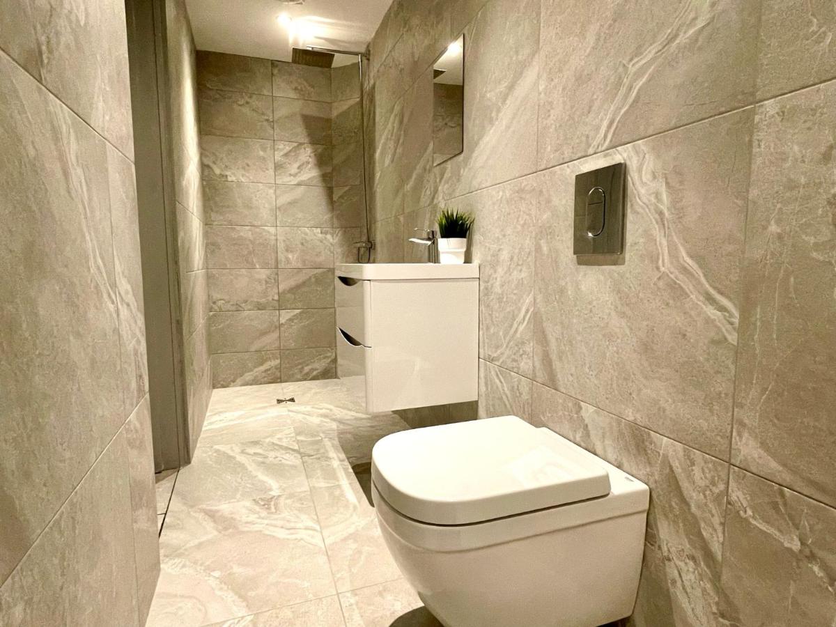 Stunning & Stylish 2 Bedroom Apartment! - 5 Minute Walk to the Best Beach! - Great Location - FREE Parking - Fast WiFi - Smart TV - Newly decorated - sleeps up to 4! Close to Bournemouth & Poole Town Centre & Sandbanks - B&B Bournemouth