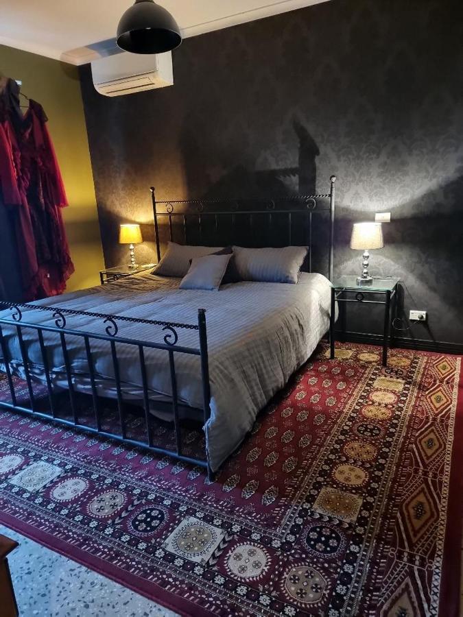 Habitación con cama extragrande.