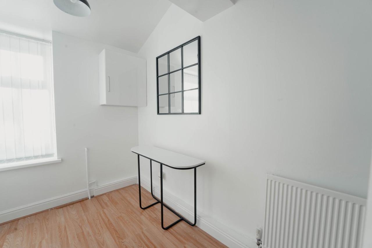 Cheerful home close to the city and Peak District - B&B