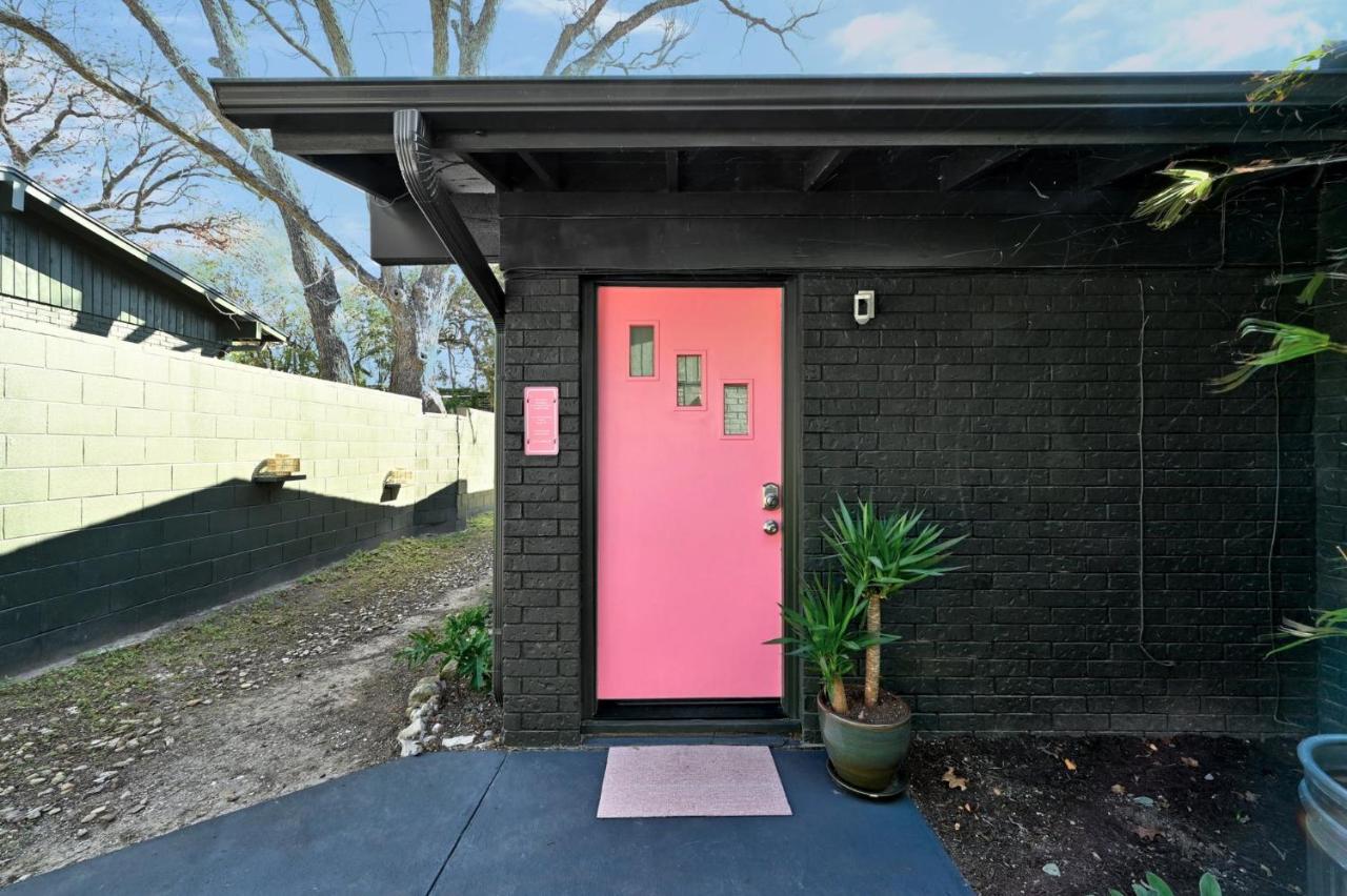 The Guava Door - Cheerful Mid-Century - big yard, free parking - B&B Austin