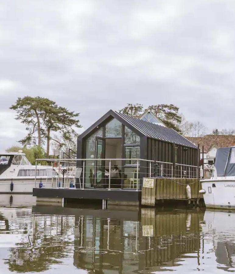 Water Cabin With Water Sports Equipment and Bikes, Bath - Chambres d’hôtes