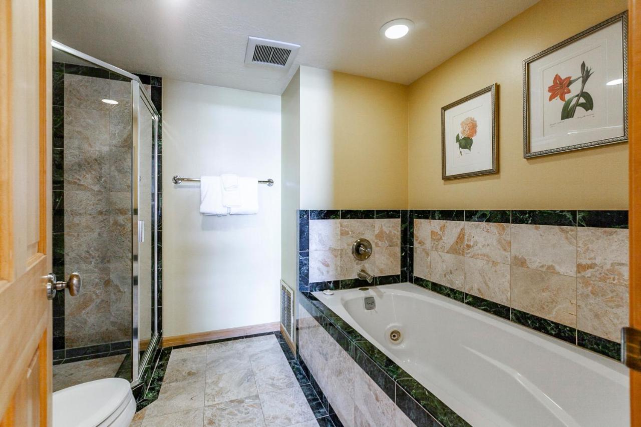 2 Bedroom Condominium with Spa #204