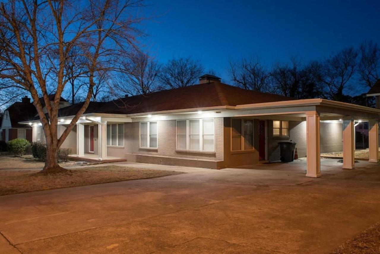 Oakwood Manor - Steps to Oaklawn, minutes to Downtown, Lakes, More - B&B