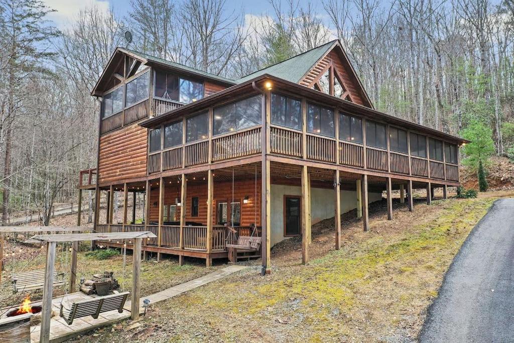 B&B Blue Ridge - Lux 5BR Cabin near Bear Claw Vineyard, Hot Tub, Game Room, Pet Friendly - Bed and Breakfast Blue Ridge