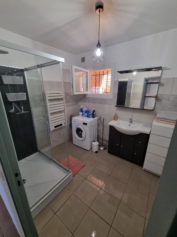 location vacances T4 bas de villa Toulon - Bed and Breakfast