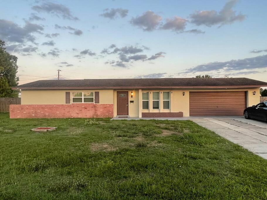 Charming Two-Bedroom Home Quiet and Cozy . - B&B Lehigh Acres