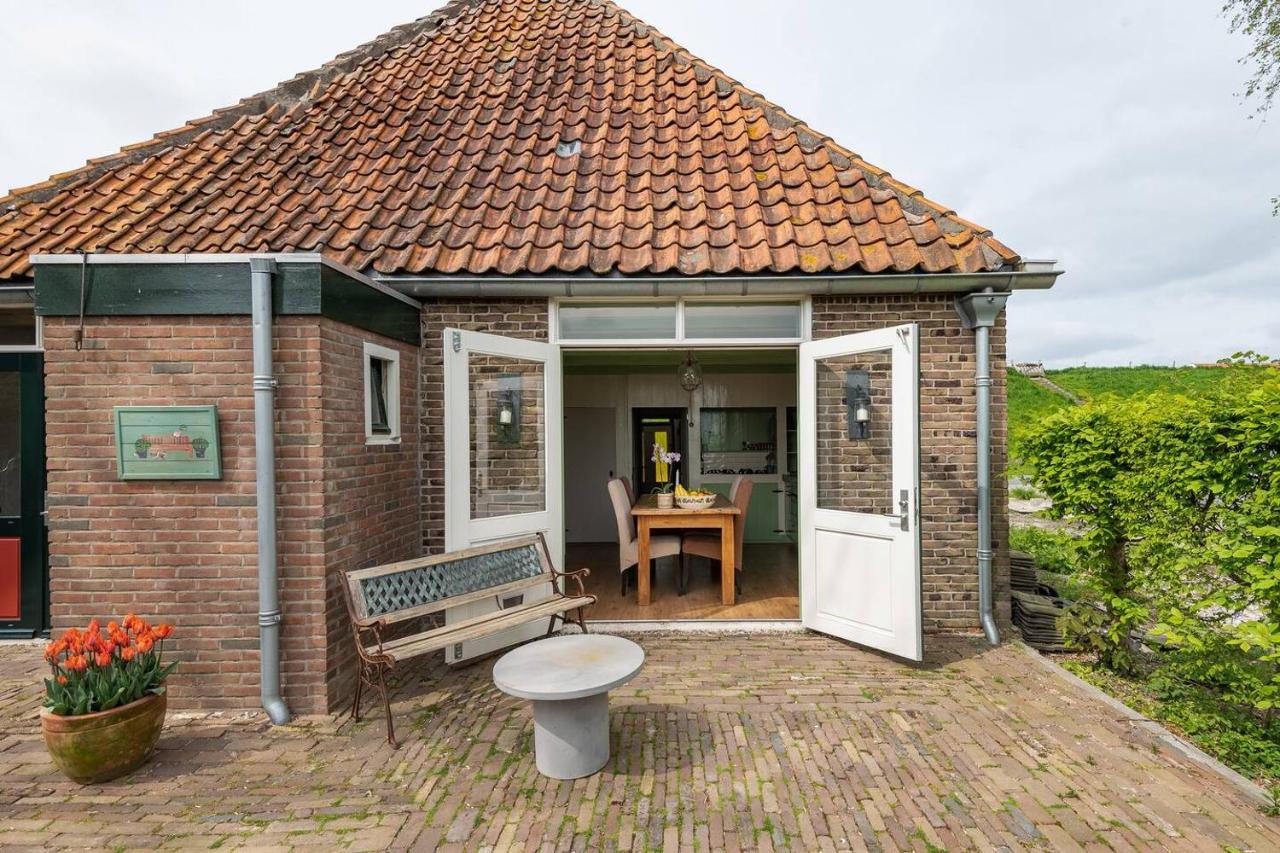 Private Characteristic farmhouse near the lake - Bed and Breakfast Andijk West