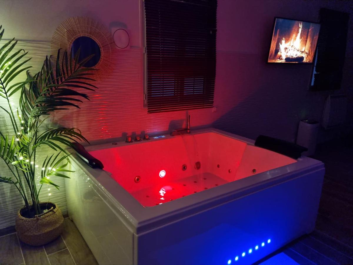 B&B Saint-Prix - Levasion romantique loft jacuzzi et jardin privatif à 20 minutes de Paris et 10 minutes Stade de France Wifi Netflix - Bed and Breakfast Saint-Prix