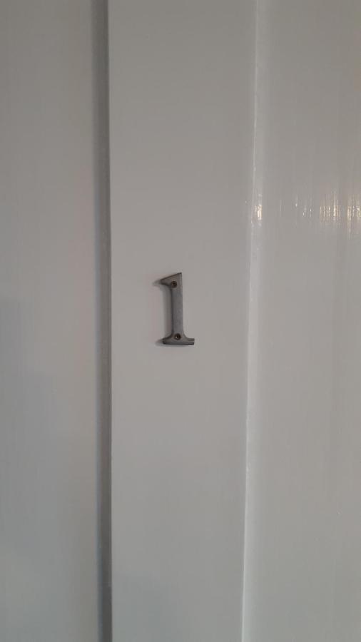 Camera Matrimoniale con Bagno in Comune 